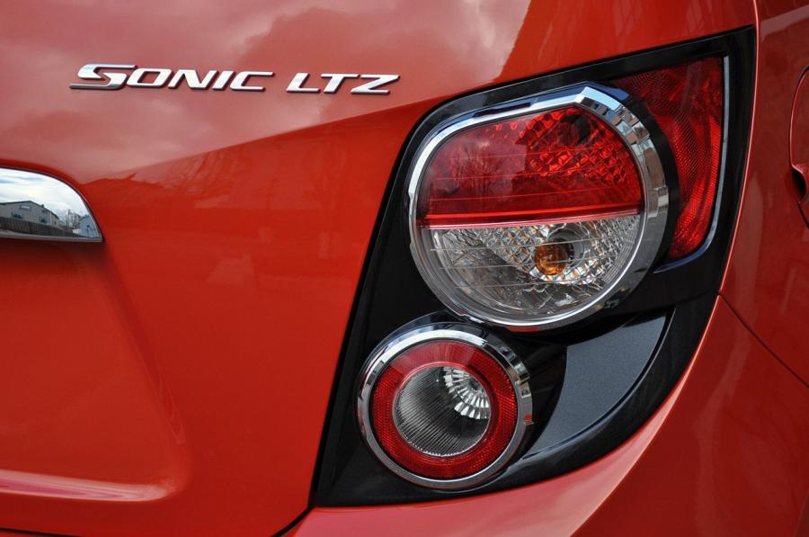  Chevrolet Sonic LTZ 2012 года  (фото 42 из 48)